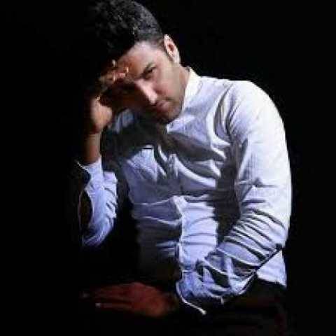 پویا بیاتی پشت میز محاکمه